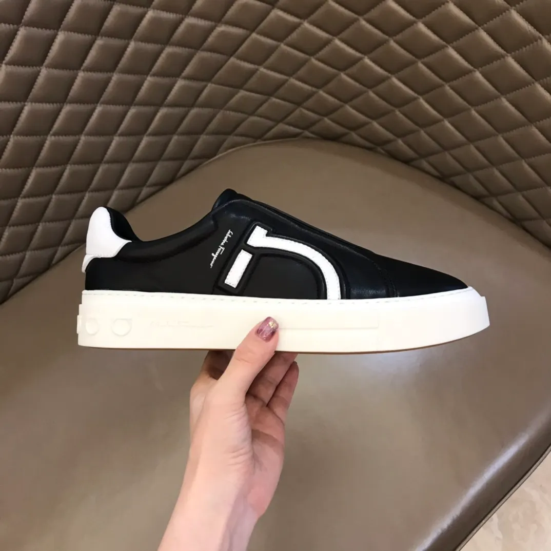 p400【Salvatore Ferraga**】New men's low-top casual shoes! Top-quality cow products, original lasts, made of imported cowhide, first-class texture, first-layer sheepskin lining! Original outsole! The details are exquisite and the style is versatile and upscale! Decorated with a three-dimensional Gancini logo, the back of the tongue and lace-up piping add a pop of color. The high-tech sole features a holographic pattern and Gancini details, making it ideal for a practical yet stylish everyday look. Code number 38-44 (45 can be customized)